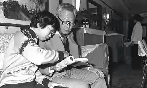 李瑋玲: 強悍到手撕總理哥哥, 目睹父親逝後椅子被移走, 卻崩潰到哭 李瑋玲: 強悍到手撕總理哥哥, 目睹父親逝後椅子被移走, 卻崩潰到哭