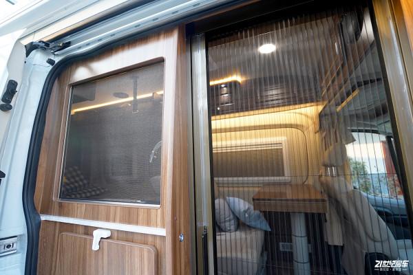 48V電路+實木傢俱板材，車裡還自帶茶具，魯道爾兩款車型可以選擇