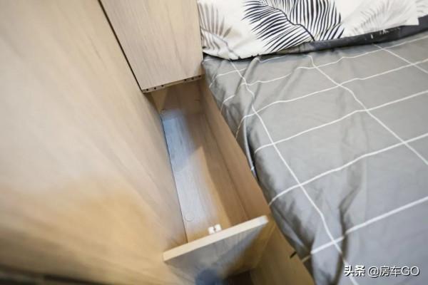 適合4-6人旅行的高配房車,標配820Ah電池+柴暖,可以四季出行 適合4-6人旅行的高配房車,標配820Ah電池+柴暖,可以四季出行