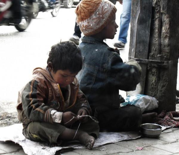 女乞丐撿到棄嬰，誰知天天施捨她的是親生母親，背後原因是什麼？