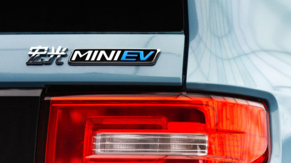 3萬的電動車：朋克對五菱，年輕人該選空間還是品牌？