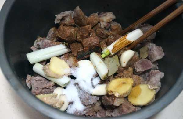 燉牛肉要想軟爛入味，“二料”記得放，半小時燉軟不塞牙，巨好吃