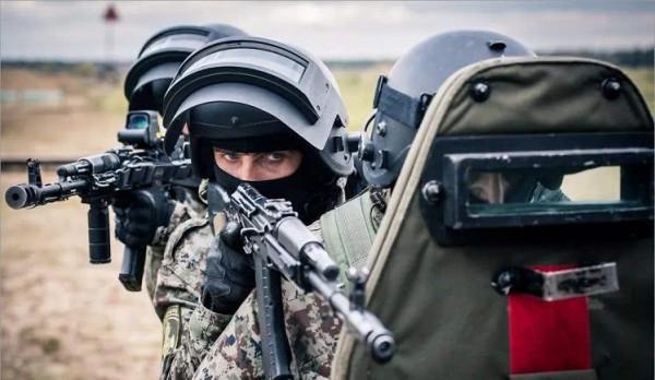 現代盾牌能不能防彈?如果護頭不護腳,為何警察巷戰時人手一塊? 現代盾牌能不能防彈?如果護頭不護腳,為何警察巷戰時人手一塊?