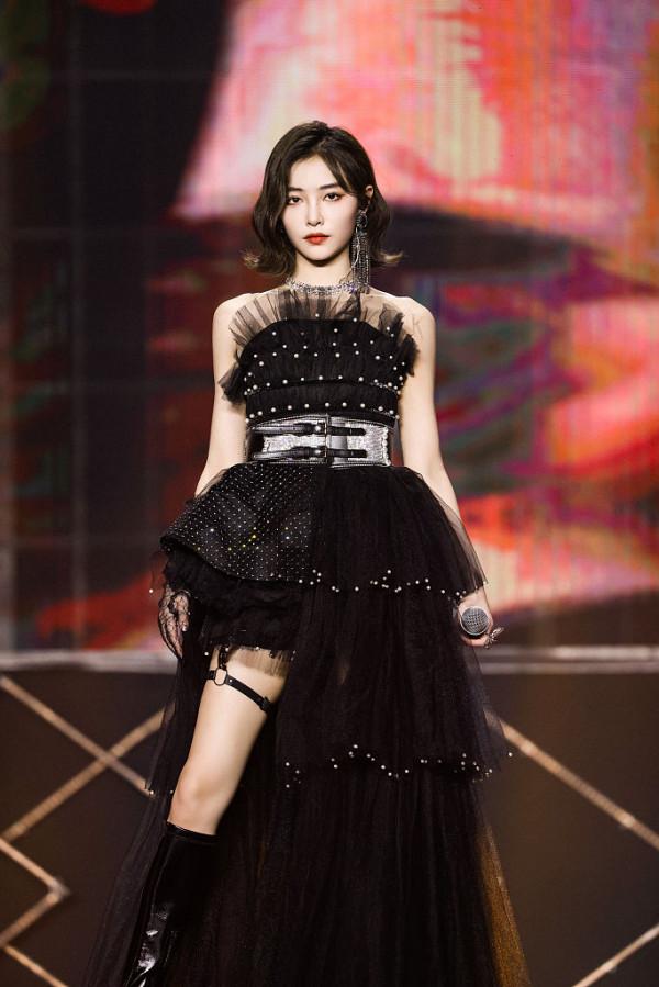 許佳琪7SENSE迴歸演唱會新歌舞臺首秀 百變造型甜美酷颯