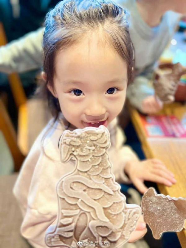 王智罕曬女兒正臉,3歲小米尖臉大眼顏值高,母女出遊不見老公 王智罕曬女兒正臉,3歲小米尖臉大眼顏值高,母女出遊不見老公