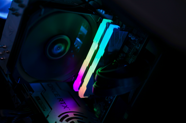 南亞顆粒也這麼猛？輕鬆上4000MHz！七彩虹CVN捍衛者記憶體上手體驗