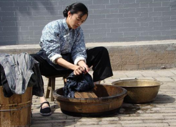 《潛伏》中的假夫妻,在白區普遍存在,原因不復雜,只為了好租房 《潛伏》中的假夫妻,在白區普遍存在,原因不復雜,只為了好租房