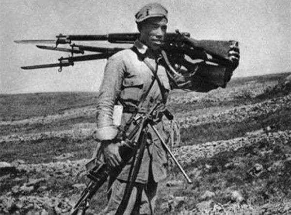 榮獲8個一等功，位居英雄榜榜首，身高1&period;92米的&OpenCurlyDoubleQuote;軍中呂布&rdquo;