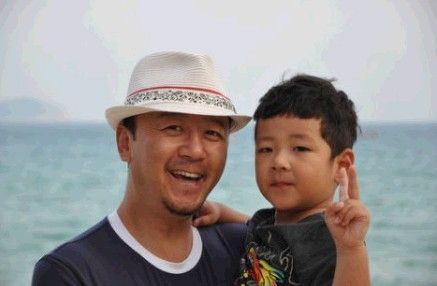 郭濤10歲女兒身高到爸爸肩膀，14歲兒子石頭身高超180，魁梧似巨人