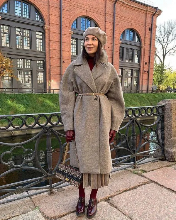 褲裝失寵了，冬天“外套+百褶裙”正當紅，時髦精們都在穿