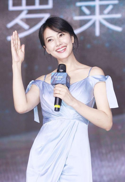 吉娜高圓圓同穿露肩緞面裙,看出有肉身材的魅力,撐得起才好看 吉娜高圓圓同穿露肩緞面裙,看出有肉身材的魅力,撐得起才好看