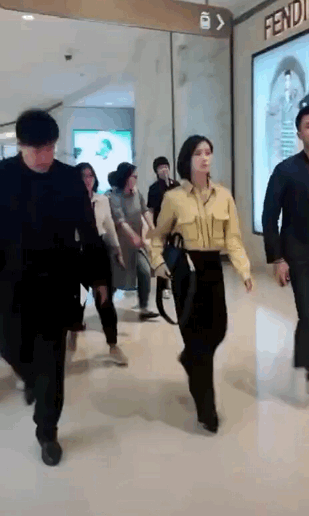 劉詩詩稱之為天神下凡，行走教科書