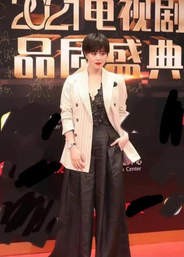 蔣欣瘦了就自信爆表!鏡頭下卸妝面板狀態好到爆,穿黑衣真顯瘦 蔣欣瘦了就自信爆表!鏡頭下卸妝面板狀態好到爆,穿黑衣真顯瘦