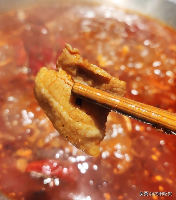 大鏟子炒五花肉可不是要鐵鍋燉，而是在炒底料，涮火鍋啦