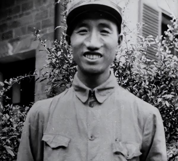 1933年，許世友迎接師政委，遠遠一看：你小子不是我的勤務兵嗎？