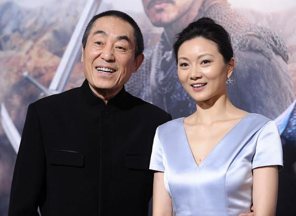 張藝謀小31歲嬌妻挺有“闊太範”，身穿灰裙挺大氣，看著真富態