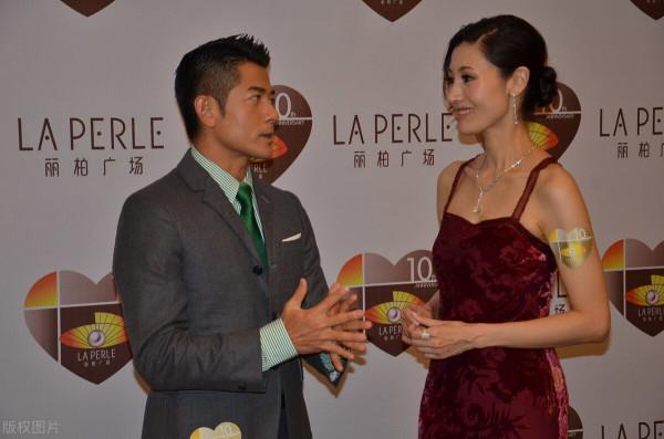 李嘉欣不愧是港姐冠軍,穿刺繡長裙溫婉別緻,戴鑽石項鍊顯貴氣 李嘉欣不愧是港姐冠軍,穿刺繡長裙溫婉別緻,戴鑽石項鍊顯貴氣