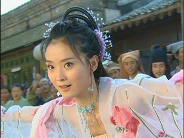 影視劇裡真人與畫像對比，趙雅芝畫像神似爾康，紫薇撞臉孔慈