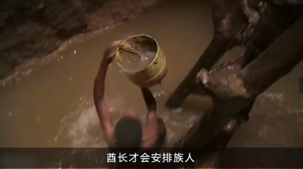 非洲鹽販的補給站,50米的深水井,誰說非洲人渴死不打井 非洲鹽販的補給站,50米的深水井,誰說非洲人渴死不打井