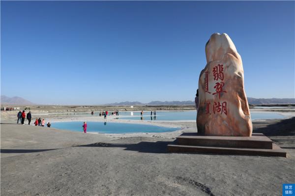 青海翡翠湖，人工採鹽幾十年挖出幾百個水坑，宛若寶石落入人間