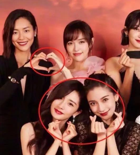 “人前姐妹花,人後白蓮花”,老死不相往來的8位女星 “人前姐妹花,人後白蓮花”,老死不相往來的8位女星