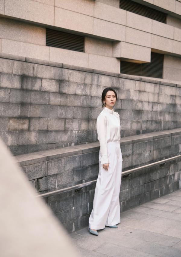 海清活成中年女人的典範,絲綢上衣配闊腿褲,吃螺螄粉都是優雅範 海清活成中年女人的典範,絲綢上衣配闊腿褲,吃螺螄粉都是優雅範