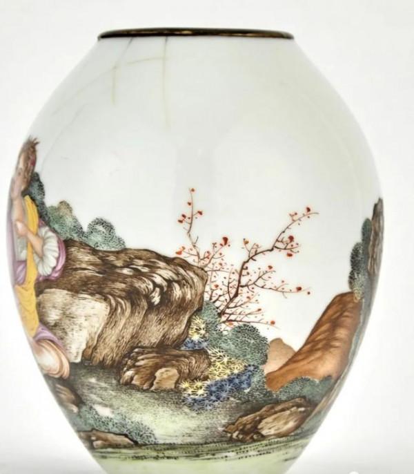 紐約小型拍賣驚現乾隆御瓷？「無頸」乾隆琺琅彩瓶1560萬成交