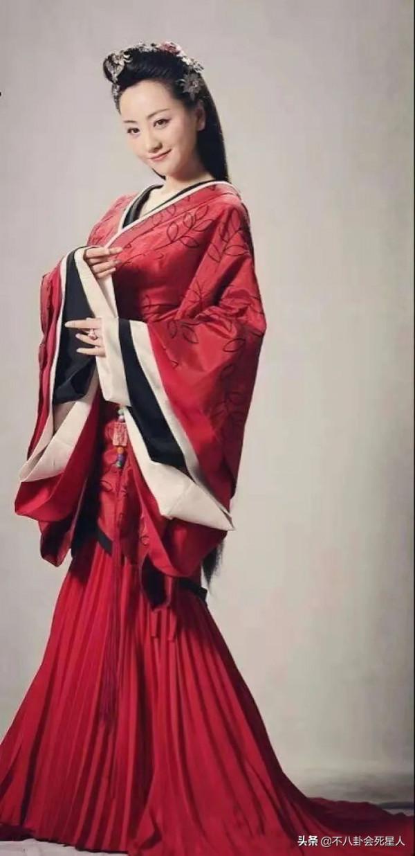 明星身高內卷太嚴重，踩恨天高走紅毯，合影狂墊腳，增高墊好明顯