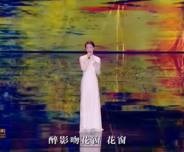 52歲王菲驚豔開唱！穿白裙盡顯巨星範，謝霆鋒刻意避嫌愛意藏不住