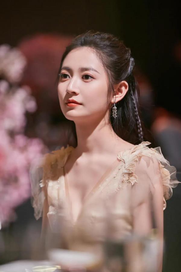 陳鈺琪裙裝簡約而不簡單，優雅又不失氣場，傾國又傾城