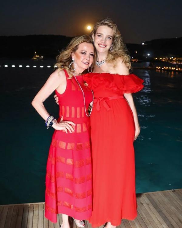 48歲西班牙王后同框LV太子妃，穿紅裙閃耀晚宴，輸年齡贏了氣場