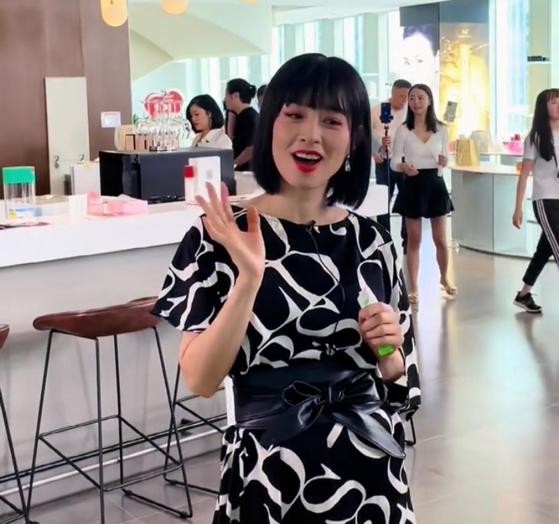 張庭終於剪掉十年長髮,bob短髮配印花裙洋氣減齡,51歲嫩成21歲 張庭終於剪掉十年長髮,bob短髮配印花裙洋氣減齡,51歲嫩成21歲