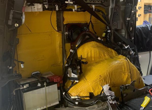 尋找安靜 鄭州環亞雷克薩斯LM3500H汽車隔音改裝大白鯊