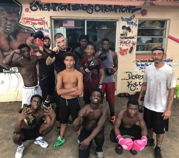 活在止咳糖漿裡的國家，辛巴威喝止咳糖漿，就像中國人吸食鴉片