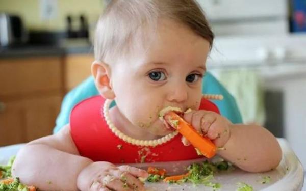 怎麼做才能讓寶寶自己吃飯？做好“2要2不要”，家長需提前知曉