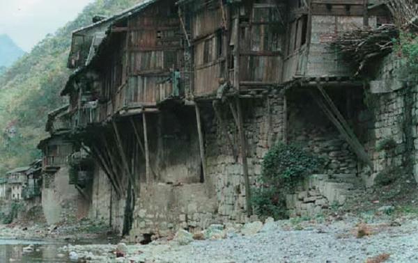 農家父子屋內挖井挖出財富，把家打造成收門票的景點，年入30多萬