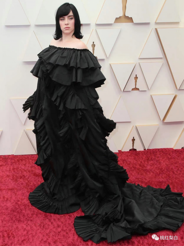 明星紅黑榜：25歲的她，穿了兩年的造型，越來越跑偏了