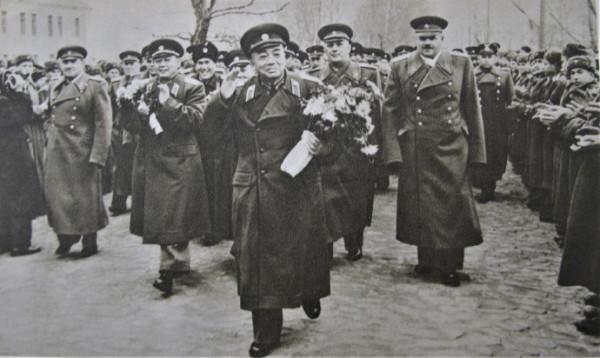 1957年，12位開國將帥在莫斯科大合影，彭老總站中間，粟裕站後邊