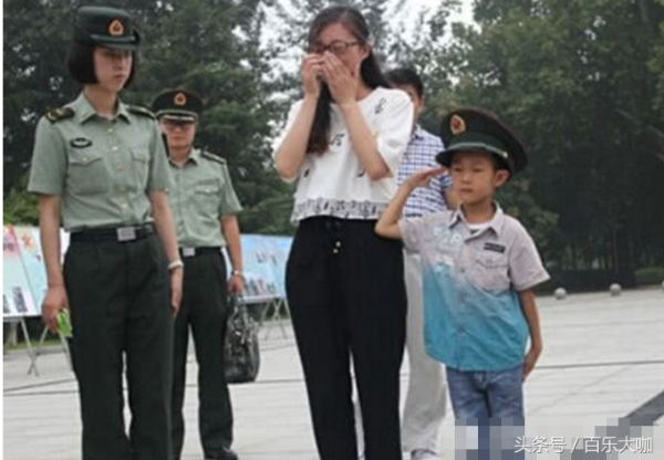 軍人為國犧牲,5歲小兒子為爸爸做出敬佩的動作,讓我瞬間淚目 軍人為國犧牲,5歲小兒子為爸爸做出敬佩的動作,讓我瞬間淚目