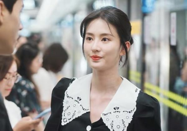 拉低喬欣古韻感的，不是她的大眼袋，而是她的直角肩