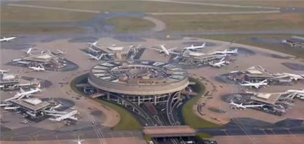 一名伊朗小夥因丟失護照,在機場滯留18年,最後卻意外成了大富豪 一名伊朗小夥因丟失護照,在機場滯留18年,最後卻意外成了大富豪