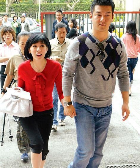 賈靜雯修杰楷攜大女兒走機場,母女倆穿同款短款,媽媽比女兒更白 賈靜雯修杰楷攜大女兒走機場,母女倆穿同款短款,媽媽比女兒更白