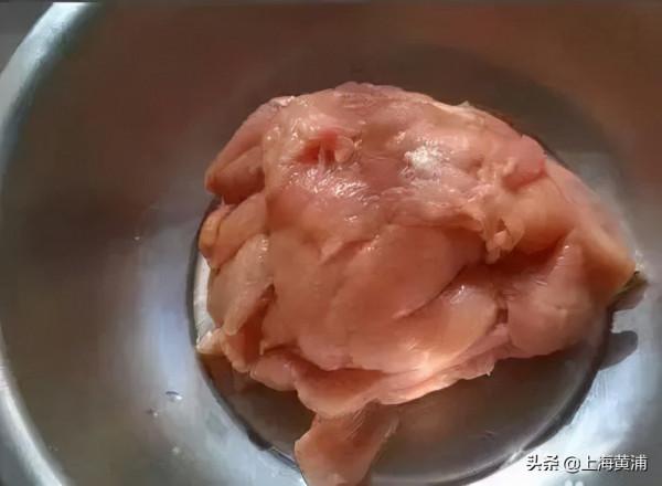 冰箱拿出來的凍肉，千萬​不要拿水泡著化，教你1個訣竅，化完彈嫩又多汁