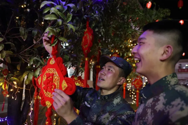 超多笑臉超多圖，快遞軍營年味濃又香！