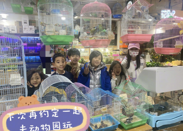 劉畊宏曬爸爸5聚會照,春哥一手抱Jasper一手抱小泡芙,笑容滿足 劉畊宏曬爸爸5聚會照,春哥一手抱Jasper一手抱小泡芙,笑容滿足