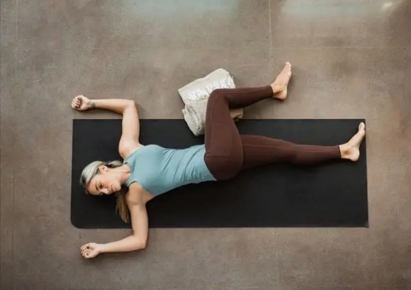 練瑜伽，輔具是最好的老師（附46個瑜伽常見體式練習方法）