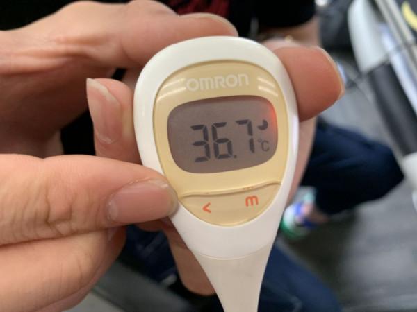 孩子量體溫誤吞水銀，媽媽逼孩子喝下生雞蛋液，醫生豎起大拇指