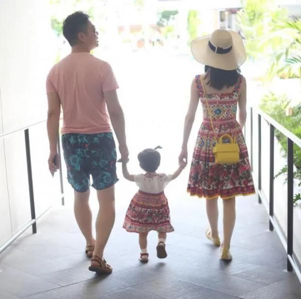 章澤天曬5歲女兒正臉照，母女同框宛若姐妹，女兒被指像爸爸