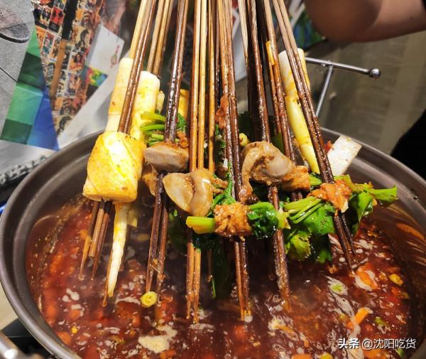 在一個特別不起眼的小衚衕裡,有一家有點像大排檔的6毛涮串 在一個特別不起眼的小衚衕裡,有一家有點像大排檔的6毛涮串