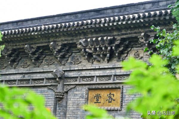 山西太原鬧市有兩座古塔,高達54米很是壯觀,是全國少有的城市雙塔